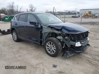 2024 Mazda CX-5 S Carbon Edition z VIN JM3KFBCL6R0477030, wystawiony jako IAAI lot #42001411 z przebiegiem 14 413 mil mil oraz . Historia ofert i sprzedaży dostępna na DreamBid. Obrazek 1.