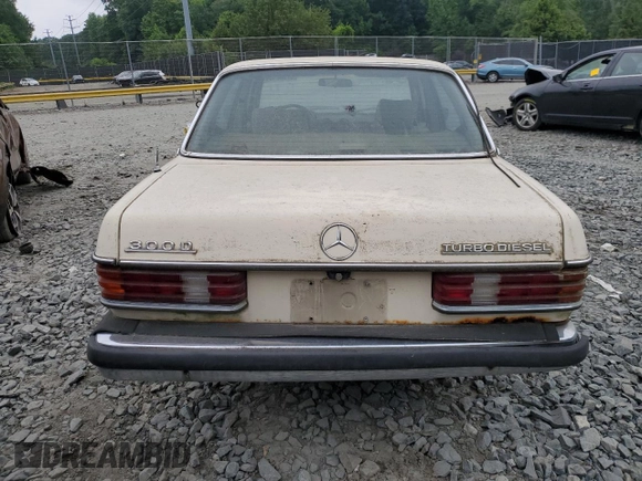 1984 Mercedes-Benz 300 D с VIN WDBAB33A4EA064403, выставлен на аукционе Copart как лот 57552434 с пробегом 173 024 миль миль и На запчасти • Non repairable. История ставок и продаж доступна на DreamBid. Изображение 6.