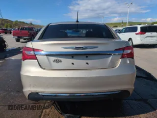 2014 Chrysler 200 Touring z VIN 1C3CCBBB7EN137644, wystawiony jako Copart lot #56254025 z przebiegiem 86 487 mil mil oraz Szkody całkowita. Historia ofert i sprzedaży dostępna na DreamBid. Obrazek 6.