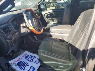 2023 Nissan Titan SV z VIN 1N6AA1ED4PN116721, wystawiony jako Copart lot #45902004 z przebiegiem 7 075 mil mil oraz Szkoda całkowita • Salvage title. Historia ofert i sprzedaży dostępna na DreamBid. Obrazek 7.
