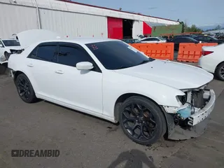 2019 Chrysler 300 S z VIN 2C3CCABG1KH654366, wystawiony jako IAAI lot #41980285 z przebiegiem 55 639 mil mil oraz . Historia ofert i sprzedaży dostępna na DreamBid. Obrazek 1.