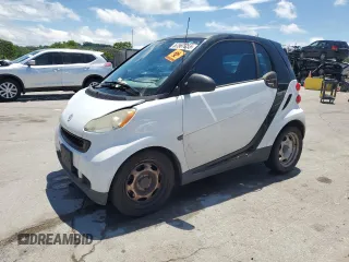 2009 Smart fortwo Pure z VIN WMEEJ31X99K218439, wystawiony jako Copart lot #57567355 z przebiegiem 157 281 mil mil oraz Szkody całkowita. Historia ofert i sprzedaży dostępna na DreamBid. Obrazek 1.
