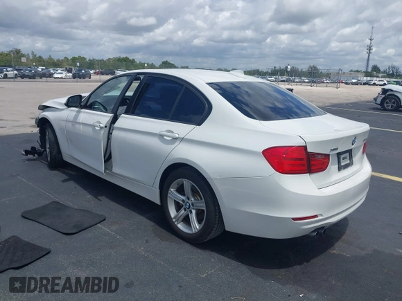 2013 BMW 3 Series 328i xDrive с VIN WBA3B5C54DF597262, выставлен на аукционе IAAI как лот 42640101 с пробегом 109 136 миль миль и . История ставок и продаж доступна на DreamBid. Изображение 3.
