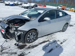 2019 Toyota Prius LE with VIN JTDL9RFU5K3013037, listed as a IAAI auction lot 41363092 with 108,284 mi miles. Bid and sale history available at carsss.com. Image 17.