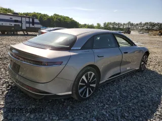 2023 Lucid Air Pure z VIN 50EA1PFA7PA006470, wystawiony jako Copart lot #56476674 z przebiegiem 18 246 mil mil oraz Szkody całkowita. Historia ofert i sprzedaży dostępna na DreamBid. Obrazek 3.