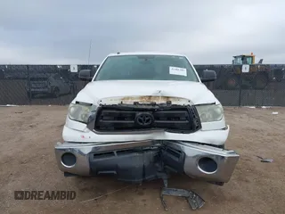 2013 Toyota Tundra z VIN 5TFRM5F16DX053095, wystawiony jako IAAI lot #41481305 z przebiegiem 226 696 mil mil oraz . Historia ofert i sprzedaży dostępna na DreamBid. Obrazek 12.