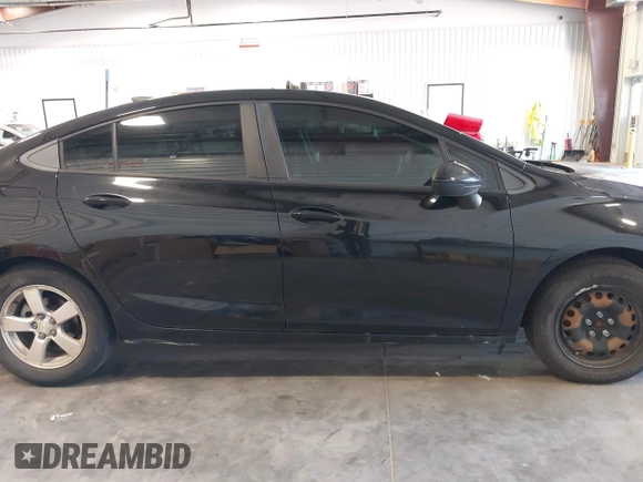 2017 Chevrolet Cruze LS z VIN 1G1BC5SM4H7270275, wystawiony jako IAAI lot #42484111 z przebiegiem 90 589 mil mil oraz . Historia ofert i sprzedaży dostępna na DreamBid. Obrazek 13.