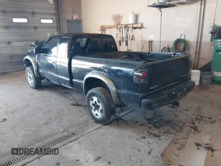 2002 Chevrolet S-10 LS with VIN 1GCCT19W328189054, listed as a IAAI auction lot 41660988 with 217,256 mi miles. Bid and sale history available at carsss.com. Image 3.