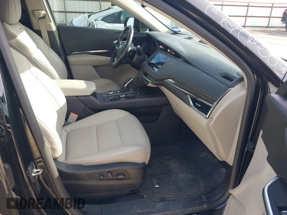 2020 Cadillac XT4 FWD Luxury z VIN 1GYAZAR48LF151119, wystawiony jako IAAI lot #41327430 z przebiegiem 62 704 mil mil oraz . Historia ofert i sprzedaży dostępna na DreamBid. Obrazek 5.