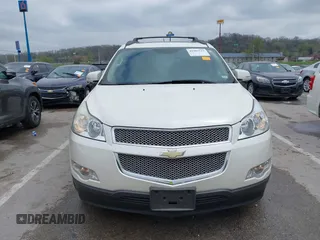 2012 Chevrolet Traverse LTZ z VIN 1GNKRLED1CJ115529, wystawiony jako IAAI lot #41985127 z przebiegiem 85 364 mil mil oraz . Historia ofert i sprzedaży dostępna na DreamBid. Obrazek 12.