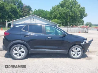 2024 Buick Encore GX Preferred z VIN KL4AMBSL3RB123105, wystawiony jako IAAI lot #42456840 z przebiegiem 28 090 mil mil oraz . Historia ofert i sprzedaży dostępna na DreamBid. Obrazek 13.