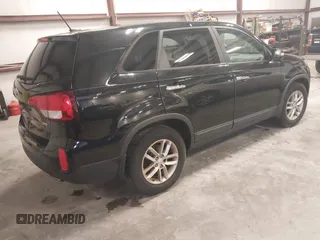 2014 Kia Sorento LX z VIN 5XYKT3A60EG479896, wystawiony jako IAAI lot #42360338 z przebiegiem 200 350 mil mil oraz . Historia ofert i sprzedaży dostępna na DreamBid. Obrazek 4.