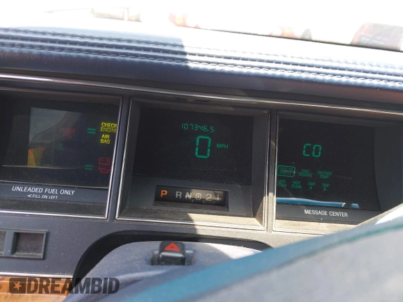 1994 Lincoln Town Car Signature z VIN 1LNLM82W2RY628475, wystawiony jako IAAI lot #42320445 z przebiegiem 107 346 mil mil oraz . Historia ofert i sprzedaży dostępna na DreamBid. Obrazek 7.