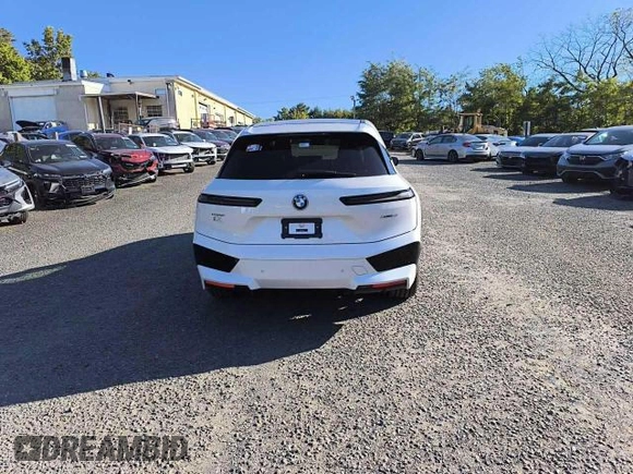 2025 BMW iX xDrive50 z VIN WB523CF00SCS98944, wystawiony jako Copart lot #79060344 z przebiegiem 8 mil mil oraz Szkoda całkowita • Salvage title. Historia ofert i sprzedaży dostępna na DreamBid. Obrazek 6.