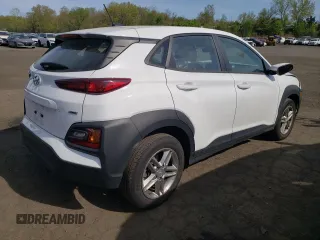 2021 Hyundai Kona SE z VIN KM8K1CAAXMU746447, wystawiony jako Copart lot #55303085 z przebiegiem 26 726 mil mil oraz Szkody całkowita. Historia ofert i sprzedaży dostępna na DreamBid. Obrazek 3.