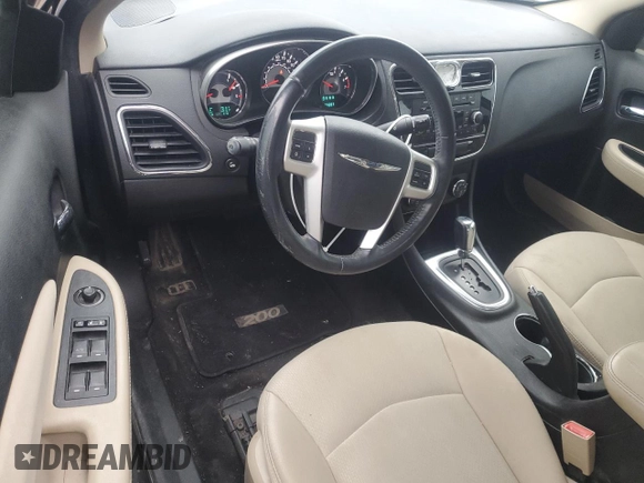 2013 Chrysler 200 Touring z VIN 1C3CCBBB6DN539475, wystawiony jako Copart lot #43955965 z przebiegiem 129 207 mil mil oraz Szkoda całkowita • Salvage title. Historia ofert i sprzedaży dostępna na DreamBid. Obrazek 8.