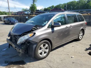 2017 Toyota Sienna LE Auto Access Seat z VIN 5TDKZ3DC8HS790919, wystawiony jako Copart lot #63480425 z przebiegiem 64 248 mil mil oraz Szkoda całkowita • Salvage title. Historia ofert i sprzedaży dostępna na DreamBid. Obrazek 1.