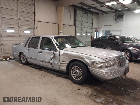 1997 Lincoln Town Car Executive z VIN 1LNLM81W0VY733723, wystawiony jako IAAI lot #41569359 z przebiegiem 104 356 mil mil oraz . Historia ofert i sprzedaży dostępna na DreamBid. Obrazek 1.