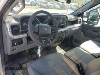 2024 Ford F-250 XL z VIN 1FTBF2BA3RED41577, wystawiony jako Copart lot #52189095 z przebiegiem Nie podano mil oraz Szkody całkowita. Historia ofert i sprzedaży dostępna na DreamBid. Obrazek 8.