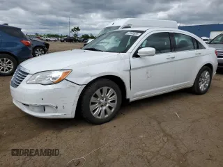 2014 Chrysler 200 LX z VIN 1C3CCBAB6EN209239, wystawiony jako Copart lot #57560955 z przebiegiem 117 614 mil mil oraz Tytuł czysty. Historia ofert i sprzedaży dostępna na DreamBid. Obrazek 1.