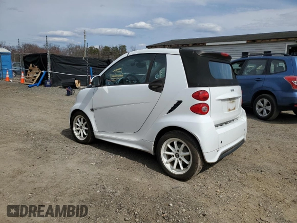 2013 Smart fortwo Passion z VIN WMEEK3BA6DK640099, wystawiony jako Copart lot #50757045 z przebiegiem 102 129 mil mil oraz Czysty tytuł • Clean title. Historia ofert i sprzedaży dostępna na DreamBid. Obrazek 2.