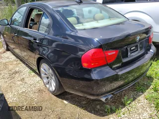 2011 BMW 3 Series 328i z VIN WBAPH7C55BE682965, wystawiony jako IAAI lot #42470797 z przebiegiem 108 041 mil mil oraz . Historia ofert i sprzedaży dostępna na DreamBid. Obrazek 3.