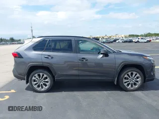 2024 Toyota RAV4 XLE Premium z VIN 2T3C1RFVXRC295264, wystawiony jako IAAI lot #42229471 z przebiegiem 6 717 mil mil oraz . Historia ofert i sprzedaży dostępna na DreamBid. Obrazek 13.