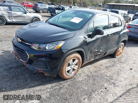 2022 Chevrolet Trax LS z VIN KL7CJKSM4NB527702, wystawiony jako IAAI lot #41339416 z przebiegiem 52 934 mil mil oraz . Historia ofert i sprzedaży dostępna na DreamBid. Obrazek 2.