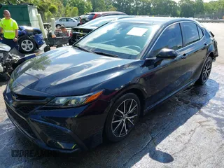 2022 Toyota Camry SE z VIN 4T1G11AK2NU499302, wystawiony jako IAAI lot #42233378 z przebiegiem 122 635 mil mil oraz . Historia ofert i sprzedaży dostępna na DreamBid. Obrazek 18.