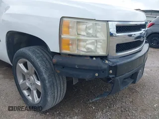 2007 Chevrolet Silverado 1500 LT w/1LT with VIN 1GCEC19077Z540649, listed as a IAAI auction lot 42037356 with 226,277 mi miles. Bid and sale history available at carsss.com. Image 19.