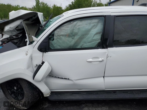 2020 Toyota Tacoma SR5 z VIN 3TMCZ5AN2LM339564, wystawiony jako Copart lot #57871255 z przebiegiem Nie podano mil oraz Szkoda całkowita • Salvage title. Historia ofert i sprzedaży dostępna na DreamBid. Obrazek 7.
