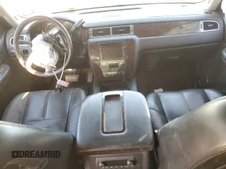 2008 GMC Sierra Denali z VIN 2GTEK638381159485, wystawiony jako Copart lot #49796715 z przebiegiem 240 284 mil mil oraz Szkoda całkowita • Salvage title. Historia ofert i sprzedaży dostępna na DreamBid. Obrazek 8.