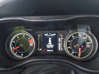 2021 Jeep Cherokee Altitude z VIN 1C4PJLLB2MD237081, wystawiony jako IAAI lot #41965687 z przebiegiem 76 701 mil mil oraz . Historia ofert i sprzedaży dostępna na DreamBid. Obrazek 7.