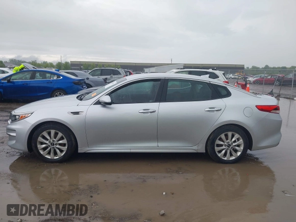 2016 Kia Optima LX z VIN 5XXGT4L37GG010780, wystawiony jako IAAI lot #42320573 z przebiegiem 154 662 mil mil oraz . Historia ofert i sprzedaży dostępna na DreamBid. Obrazek 14.