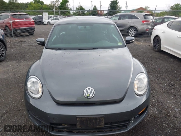 2014 Volkswagen Beetle 1.8T z VIN 3VWJ17AT4EM640278, wystawiony jako IAAI lot #42198194 z przebiegiem 136 096 mil mil oraz . Historia ofert i sprzedaży dostępna na DreamBid. Obrazek 12.