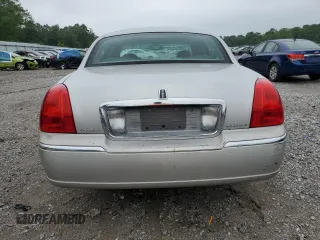 2003 Lincoln Town Car Executive z VIN 1LNHM81W93Y630917, wystawiony jako Copart lot #58377215 z przebiegiem 202 486 mil mil oraz Szkoda całkowita • Salvage title. Historia ofert i sprzedaży dostępna na DreamBid. Obrazek 6.