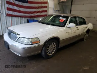 2007 Lincoln Town Car Signature z VIN 1LNHM81V07Y619978, wystawiony jako Copart lot #48706855 z przebiegiem 228 736 mil mil oraz Szkoda całkowita • Salvage title. Historia ofert i sprzedaży dostępna na DreamBid. Obrazek 1.