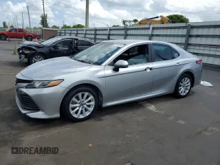 2018 Toyota Camry LE z VIN 4T1B11HK4JU050326, wystawiony jako Copart lot #61695165 z przebiegiem 163 725 mil mil oraz Czysty tytuł • Clean title. Historia ofert i sprzedaży dostępna na DreamBid. Obrazek 1.