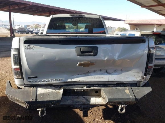 2011 Chevrolet Silverado 1500 LT with VIN 1GCRCSE09BZ423063, listed as a IAAI auction lot 41486593 with 390,292 mi miles. Bid and sale history available at carsss.com. Image 6.