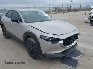 2023 Mazda CX-30 Premium с VIN 3MVDMBDY7PM579964, выставлен на аукционе IAAI как лот 41272539 с пробегом 18 985 миль миль и . История ставок и продаж доступна на DreamBid. Изображение 1.