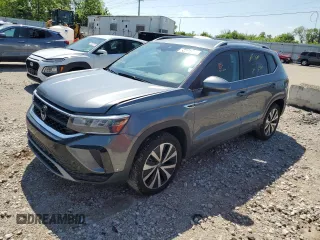 2024 Volkswagen Taos SE z VIN 3VVSX7B26RM008403, wystawiony jako Copart lot #56887985 z przebiegiem 60 595 mil mil oraz Tytuł czysty. Historia ofert i sprzedaży dostępna na DreamBid. Obrazek 1.