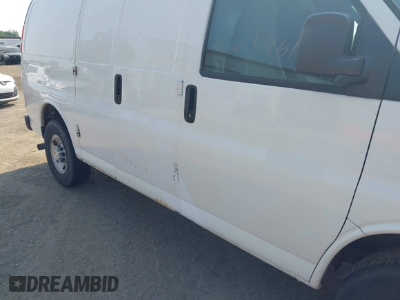 2016 Chevrolet Express Cargo z VIN 1GCWGAFF5G1131761, wystawiony jako IAAI lot #42454440 z przebiegiem 202 356 mil mil oraz . Historia ofert i sprzedaży dostępna na DreamBid. Obrazek 6.