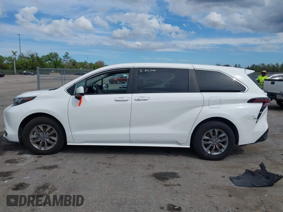 2024 Toyota Sienna LE with VIN 5TDKRKEC3RS193834, listed as a IAAI auction lot 41661835 with 15,617 mi miles. Bid and sale history available at carsss.com. Image 14.