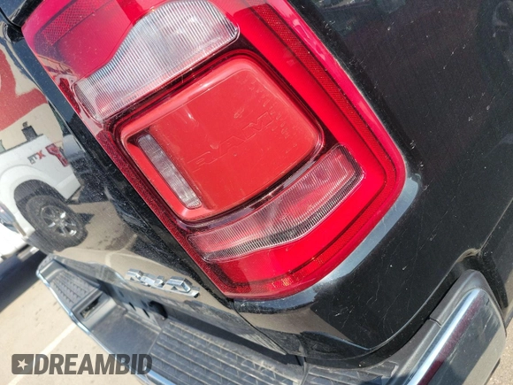 2022 Ram 1500 Big Horn z VIN 1C6RRFFG3NN179043, wystawiony jako IAAI lot #42566379 z przebiegiem 90 922 mil mil oraz . Historia ofert i sprzedaży dostępna na DreamBid. Obrazek 18.