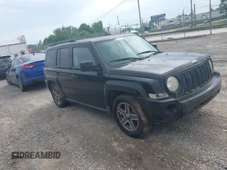 2008 Jeep Patriot Sport z VIN 1J8FF28W98D798783, wystawiony jako IAAI lot #42289785 z przebiegiem 116 453 mil mil oraz . Historia ofert i sprzedaży dostępna na DreamBid. Obrazek 1.