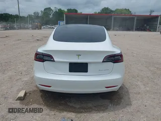2021 Tesla Model 3 Long Range z VIN 5YJ3E1EB1MF975824, wystawiony jako IAAI lot #42146968 z przebiegiem 97 570 mil mil oraz . Historia ofert i sprzedaży dostępna na DreamBid. Obrazek 17.
