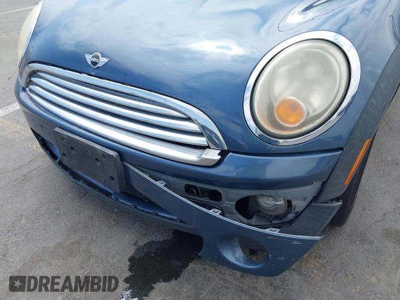 2009 MINI Hardtop z VIN WMWMF33569TW77166, wystawiony jako IAAI lot #42120132 z przebiegiem 150 291 mil mil oraz . Historia ofert i sprzedaży dostępna na DreamBid. Obrazek 6.