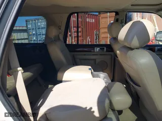 2006 Lincoln Navigator Luxury with VIN 5LMFU27566LJ23992, listed as a IAAI auction lot 41724936 with 189,727 mi miles. Bid and sale history available at carsss.com. Image 8.