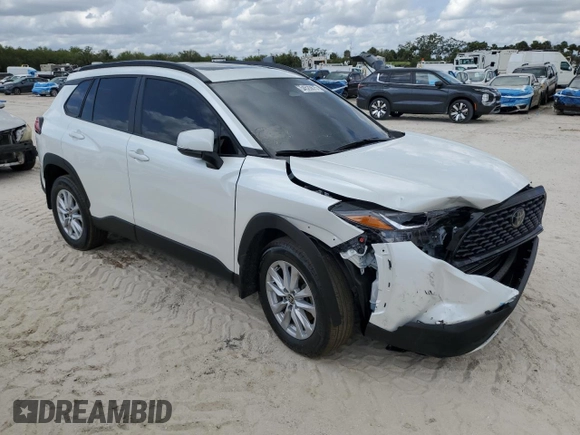 2024 Toyota Corolla Cross LE z VIN 7MUBAAAG9RV110858, wystawiony jako Copart lot #54520675 z przebiegiem 5 727 mil mil oraz Szkoda całkowita • Salvage title. Historia ofert i sprzedaży dostępna na DreamBid. Obrazek 4.