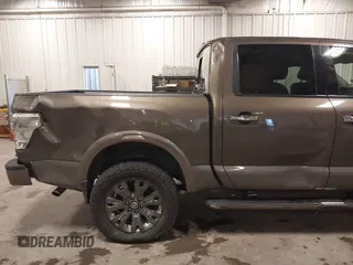 2017 Nissan Titan SV z VIN 1N6AA1E58HN523578, wystawiony jako IAAI lot #42160359 z przebiegiem 101 499 mil mil oraz . Historia ofert i sprzedaży dostępna na DreamBid. Obrazek 12.